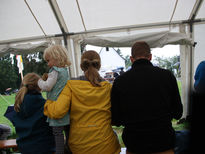 Gottesdienst vom regensicheren Zelt aus mitfeiern